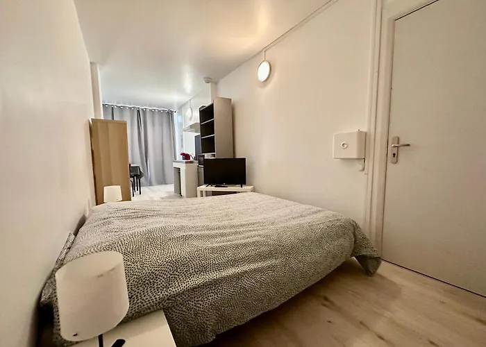 001 T2 Immeuble Perseverance Апартаменты *